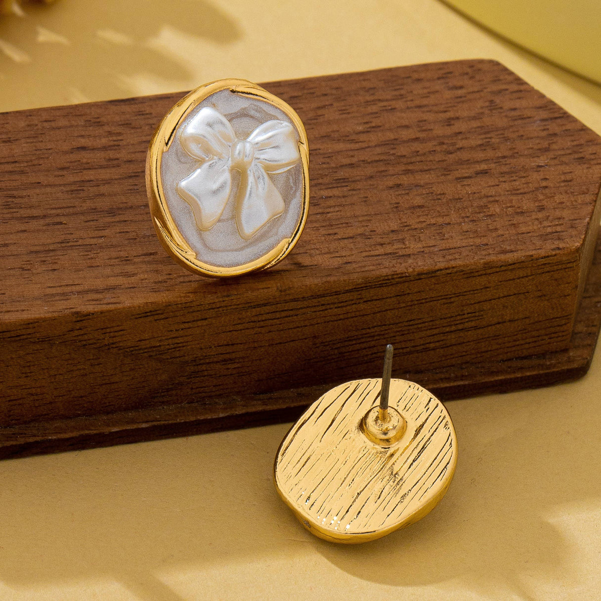 Vintage Pearlized Bow Button Stud Earrings | 80E63089: GOLD